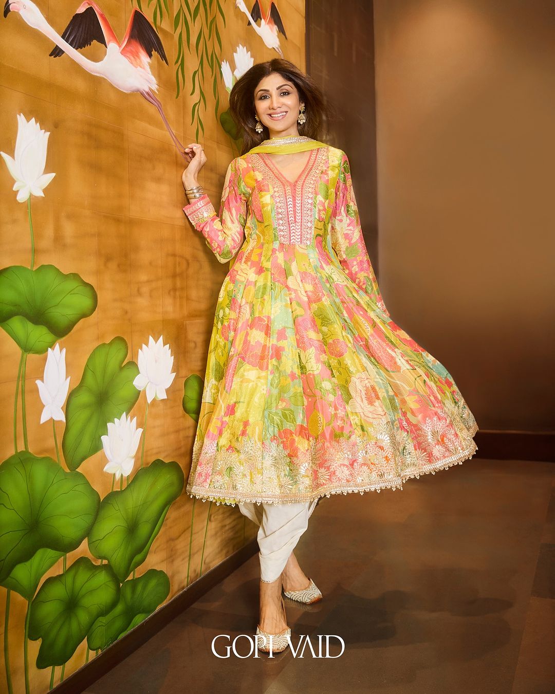 𝐒𝐡𝐢𝐥𝐩𝐚 𝐒𝐡𝐞𝐭𝐭𝐲 𝐊𝐮𝐧𝐝𝐫𝐚 & 𝐅𝐚𝐦𝐢𝐥𝐲 𝐢𝐧 𝐆𝐨𝐩𝐢 𝐕𝐚𝐢𝐝The stunning Shilpa Shetty Kundra (@theshilpashetty) and her adorable kids, #ViaanRajKundra and #SamishaKundra wore matching outf